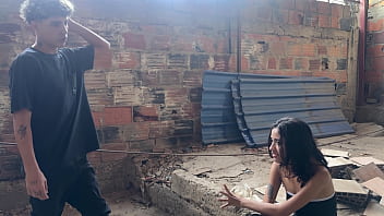 Pareja de desconocidos entran a una casa abandonada y se dan una buena follada a escondidas