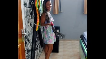 Sra ker brincando antes de atender ao cliente