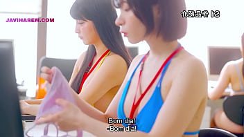 Gostosa peitudas andam só de bikini pela empresa e acabam sendo comidas legendado