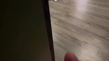 Llego a casa y encuentro a mi hijastra nalgona rompiendose el culo con un jueguete y me masturbo hasta eyacular escuchando sus gemidos