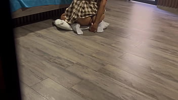 Llego a casa y encuentro a mi hijastra nalgona rompiendose el culo con un jueguete y me masturbo hasta eyacular escuchando sus gemidos