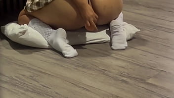 Llego a casa y encuentro a mi hijastra nalgona rompiendose el culo con un jueguete y me masturbo hasta eyacular escuchando sus gemidos