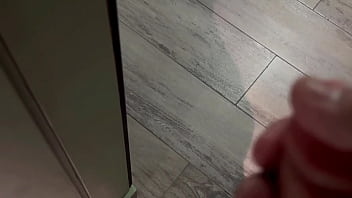 Llego a casa y encuentro a mi hijastra nalgona rompiendose el culo con un jueguete y me masturbo hasta eyacular escuchando sus gemidos