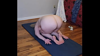 Hot milf doing some yo ga