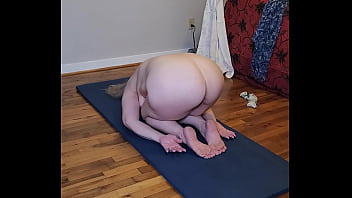 Hot milf doing some yo ga