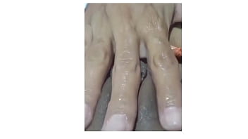 O primo do meu marido estava escondido me olhando bater ciririca não aquentei chamei ele dei gostoso