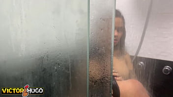 Tomando banho com minha amiga chupei a buceta dela