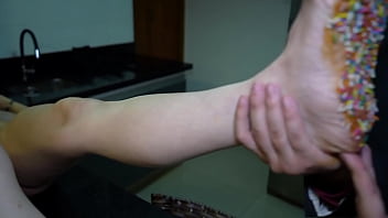 Surpresa para o marido gostosa colocou confeito no corpo para fazer surpresa para o marido dela