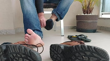 Tirando Minha Bota De Trabalho Brcl01 thumbnail