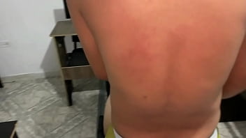 Estoy en casa y mi padrastro me dice que le a yude hace algo el la pieza y le termino sacada toda su leche