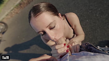 Hot fitness model give head and get huge facial during a real outdoor photoshoot