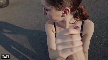 Hot fitness model give head and get huge facial during a real outdoor photoshoot