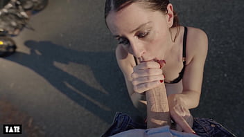 Hot fitness model give head and get huge facial during a real outdoor photoshoot