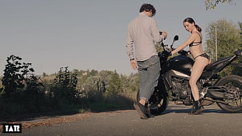 Hot fitness model give head and get huge facial during a real outdoor photoshoot