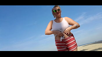 Grandes peitos na praia