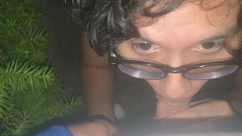 Pute Travesti Sissy Pompe Une Bite En Extérieur thumbnail