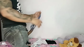 Llego A Mi Cuarto Despues De Darme Una Ducha Y Me Doy Cuenta Que El Cachondo Del Hijastro De Mi Hermanastra Se Esta Tocando Su Gran Polla Con Mi Ropa Interior Terminamos Follando Parte 1 thumbnail