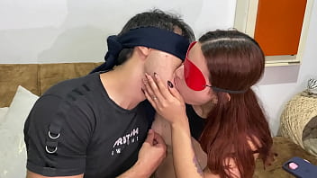 Sabroso y profundo beso con mi hermanastra en el sofá cuando no hay nadie en casa