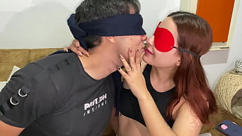 Sabroso y profundo beso con mi hermanastra en el sofá cuando no hay nadie en casa
