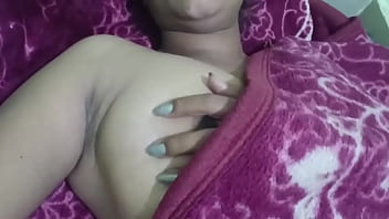 रात में गर्लफ्रेंड जा रही थी सोने उसने पहले स्तन और चूत देखी thumbnail