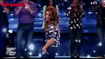 Tal benyezri avec un déhanché très sensuel