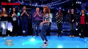 Tal benyezri avec un déhanché très sensuel