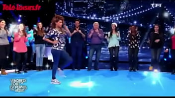 Tal benyezri avec un déhanché très sensuel