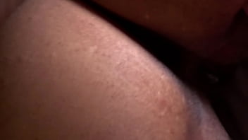 O corno adora comer ela gozada de outro e depois gozar em cima