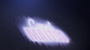 O corno adora comer ela gozada de outro e depois gozar em cima