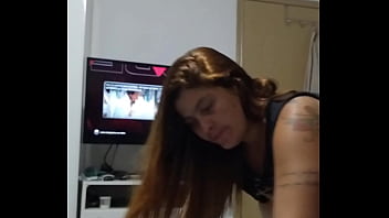 Ruiva casada faz chamada de vídeo com o amante e o marido fica olhando e batendo punheta e no final goza nos peitinhos da puta Ruiva casada faz chamada de vídeo com o amante e o marido fica olhando e batendo punheta e no final goza nos peitinhos da puta
