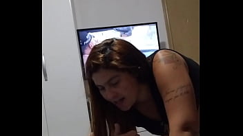 Ruiva casada faz chamada de vídeo com o amante e o marido fica olhando e batendo punheta e no final goza nos peitinhos da puta