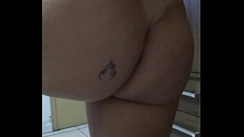 Ruiva casada faz chamada de vídeo com o amante e o marido fica olhando e batendo punheta e no final goza nos peitinhos da puta