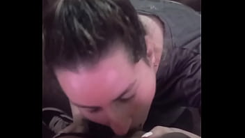 Me encanta chupar pija y llevarla al fondo de mi garganta