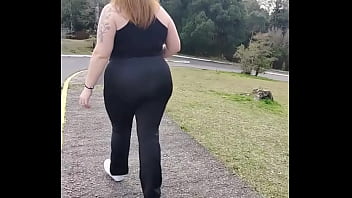 Caminhando com minha madrasta sem calcinha