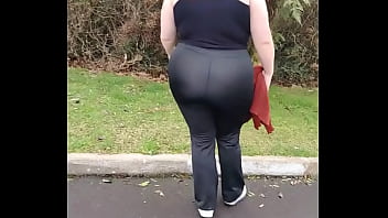 Caminhando com minha madrasta sem calcinha