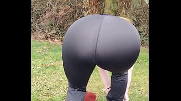 Caminhando com minha madrasta sem calcinha