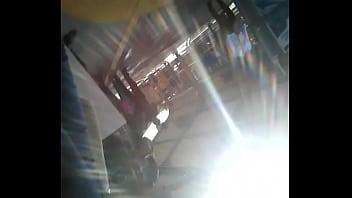 Esta chica tiene un buen culo y ricas piernas