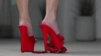 4k hot footfetish crushing fruits with bare feet and high heels