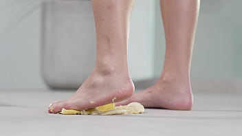 4k Hot Footfetish Crushing Fruits With Bare Feet And High Heels thumbnail
