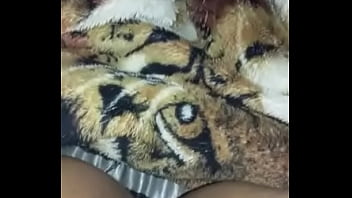 Gostosa brincando com a buceta