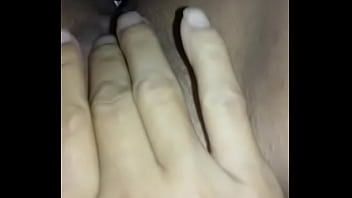 Gostosa brincando com a buceta