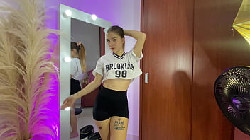 Joven Colombiana Le Chupa La Verga A Su Novio Y No Deja Que Se Corra Por Portarse Mal thumbnail