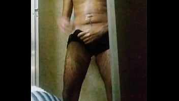 Tomando banho e se masturbando até gozar