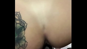 Ninfeta tatuada deu a bucetinha em cima da cadeira de quatro joao o safado selva hot