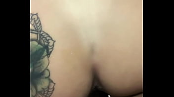 Ninfeta tatuada deu a bucetinha em cima da cadeira de quatro joao o safado selva hot