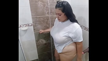 Jugando en el baño con la camiseta de mi hermanastro mientras me masturbo