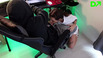 My sexy stepsister prevents me from learning trading