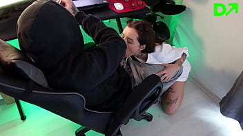 My sexy stepsister prevents me from learning trading