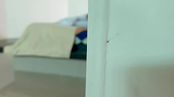 Descubro a mi hijastra nalgona con un dildo en el culo y me masturbo hasta sacar un chorro de semen de mi verga mientras ella tiene un orgasmo anal