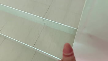 Descubro a mi hijastra nalgona con un dildo en el culo y me masturbo hasta sacar un chorro de semen de mi verga mientras ella tiene un orgasmo anal